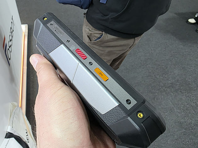 Málem se s ním nesmělo do letadla. Výrobce radši telefon ošidil