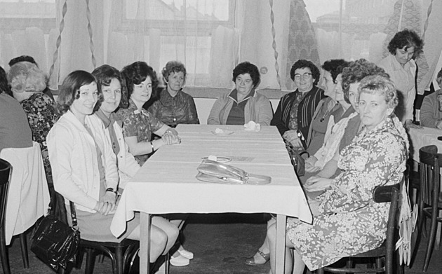 Krimplenové šaty i manšestrová saka. Co jsme nosili za socíku nejen na MDŽ