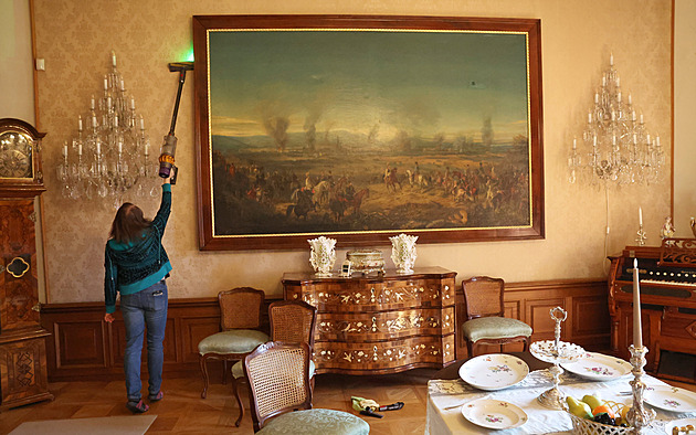 OBRAZEM: Přes sto lustrů i oken. S gruntováním na zámku pomáhá i průvodkyně