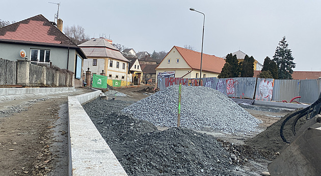 Cesta ve starých Lobzích připomíná bahenní lázně, brzy tu mají jezdit autobusy