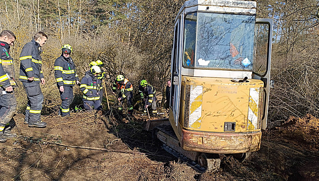 Bagr, lopaty i kamera. Hasiči v lese zachraňují loveckého psa, uvázl v noře