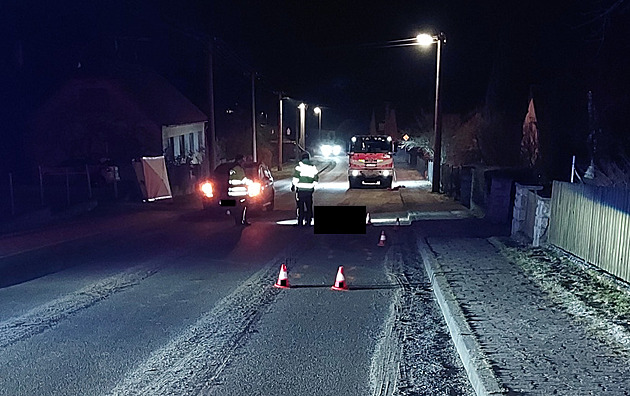 Noční tragédie ve Velké Lhotě. Opilý řidič přejel chodce ležícího na silnici