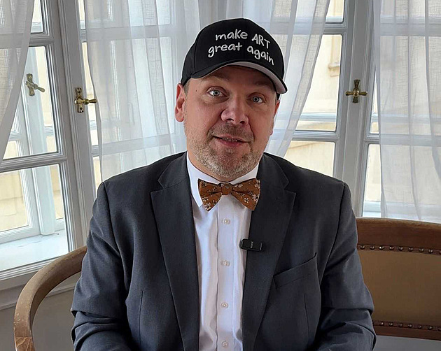 Baxa podpořil návrhy na přidání 300 milionů kultuře trumpovskou čepicí