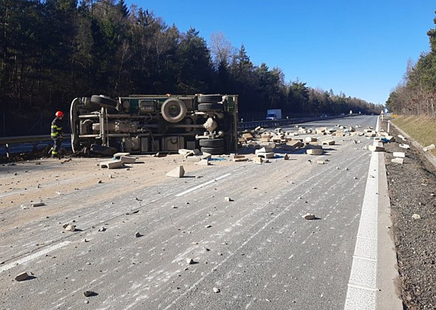 Převrácený kamion zablokoval D1 na Brněnsku, tvoří se kolona