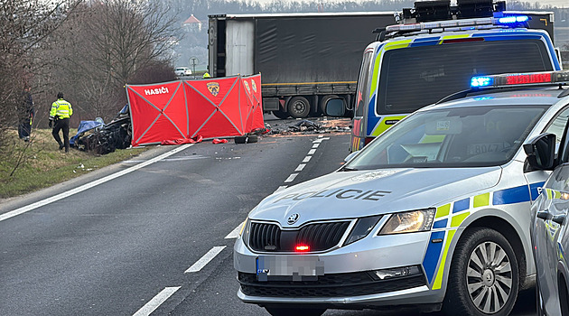 Osobák vjel u Velvar do protisměru, při srážce s kamionem zemřeli dva lidé