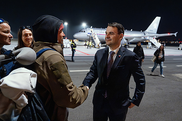 V Praze přistál už devátý evakuační spoj. S navrátilci se vítal i ministr Macinka