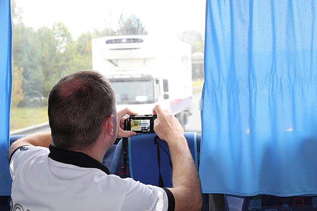 Linka 158 opět v akci. Policisté z bílého autobusu lovili hříšníky na dálnicích