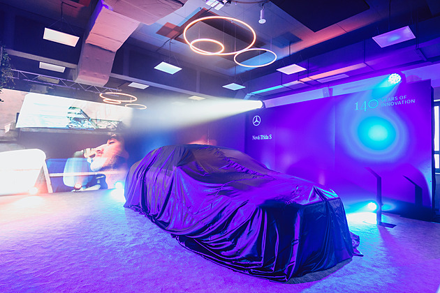 Automobilový král byl na skok v Praze. Nový Mercedes S má vyhřívané i pásy