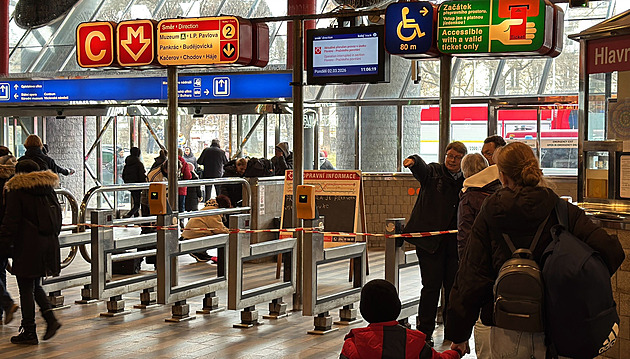 Ve stanici Hlavní nádraží metro usmrtilo člověka. Provoz je znovu obnoven