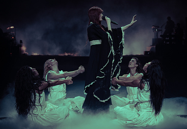 Vlajku neberte! Florence and The Machine se na pražském koncertě zastali Ukrajinců