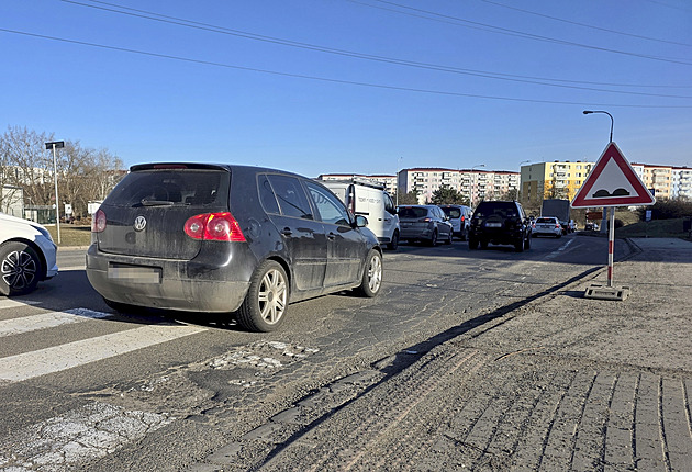 Oprava rozbité silnice v Brně jen tak nezačne, „řešením“ jsou výstražné značky