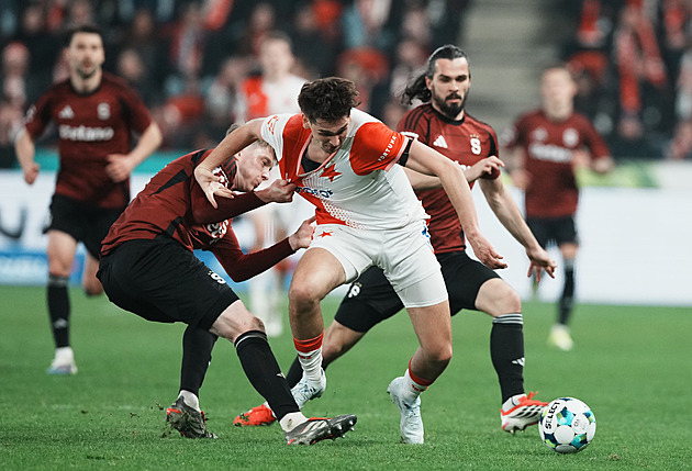 Fotbal na retrovlně, nelíbivá móda bolí. I v Česku padá nejvíc gólů ze standardek