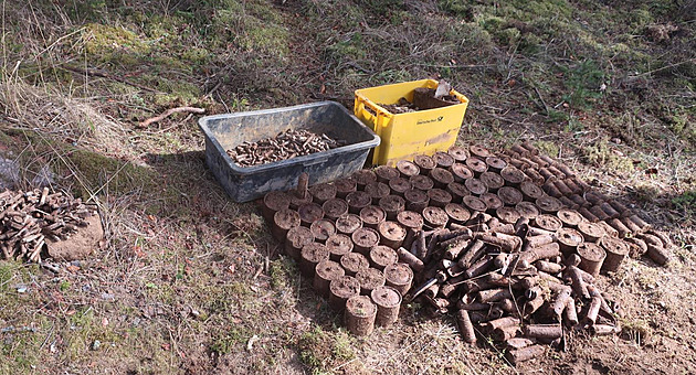 Pyrotechnici našli v lese stovky granátů a šedesát kilo munice, část rovnou odpálili