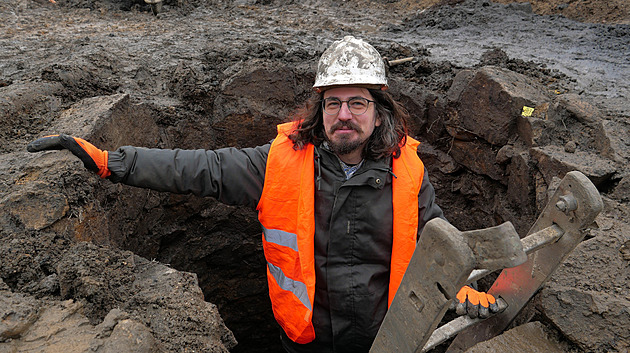 Archeologové objevili v centru Velkého Meziříčí kruhovou studnu i pranýř