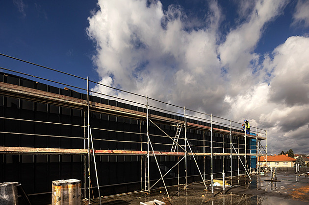 Levnější by byla nová. Hala, kterou nákladně opravují, je zralá spíš na demolici