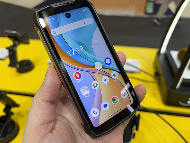 Tento prcek vidí jako Predátor. Překvapí i velikostí baterie