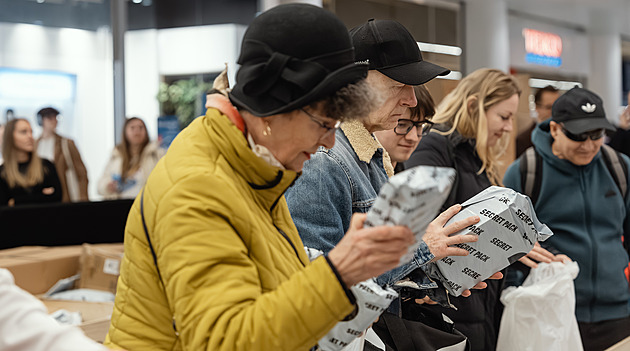 Prodej nedoručených balíků na Smíchově přilákal davy. Chlapec našel poklad