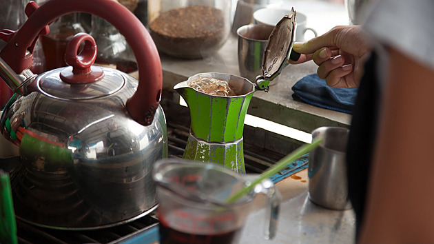 Proč mizí rychlovarná konvice z českých kuchyní? Nahrazuje ji baterie s vroucí vodou