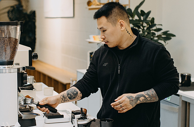 Káva je živá. Pokud polevíte, je to v šálku poznat, říká česko-vietnamský barista