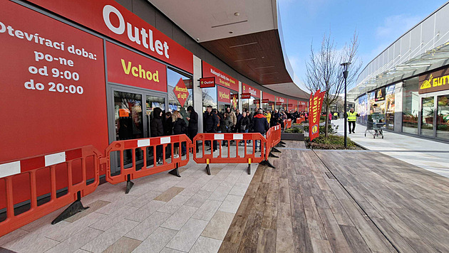 Nával byl, ale žádné obávané šílenství. V Ostravě otevřel nový Lidl Outlet