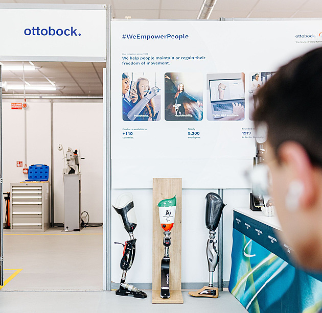 Spravíme vozíky, protézy i saně. Jak funguje paralympijská dílna techniků?