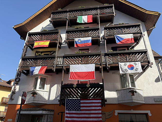 Lyžaři v kadeřnictví, vlajky v oknech i nápis pro Češku. Městečko žije paralympiádou