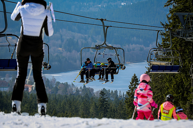 OBRAZEM: Ráno lyžování, odpoledne opalovačka. Počasí táhne lidi ven