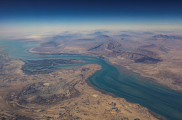 VIDEO: Jeden zásah za druhým. Američané ukázali ničení íránských lodí u Hormuzu