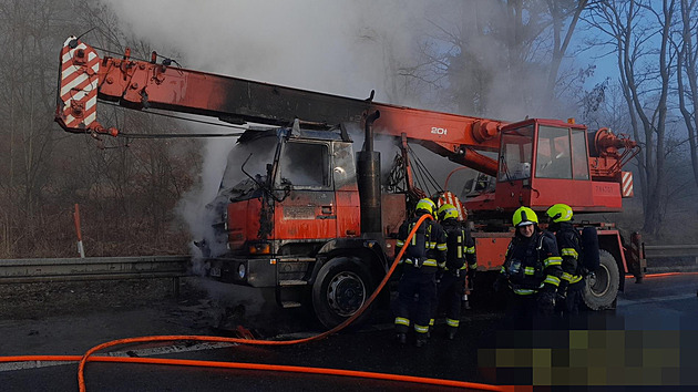 Na tahu k Mníšku pod Brdy hořel jeřáb. Silnice byla uzavřena
