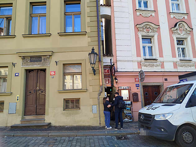 Z nejužší pražské uličky je past. Procházet se smí jen jedním směrem, přibyla i cedule