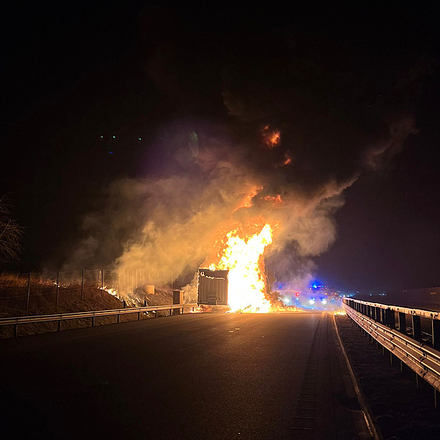 Na dálnici D35 hořel návěs náklaďáku. Řidič včas odpojil tahač