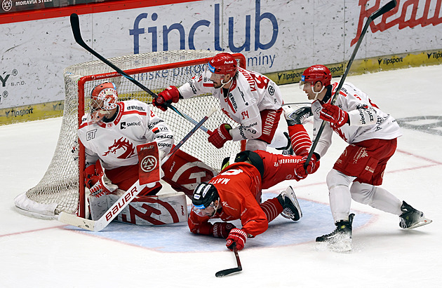 ONLINE: Druhé zápasy předkola. Třinec, Vary, Kometa a Kladno můžou odskočit