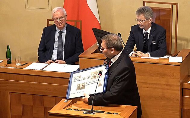 Skvělý vtip? Jak Macinka mával Rudým právem a jak se platí demokracie