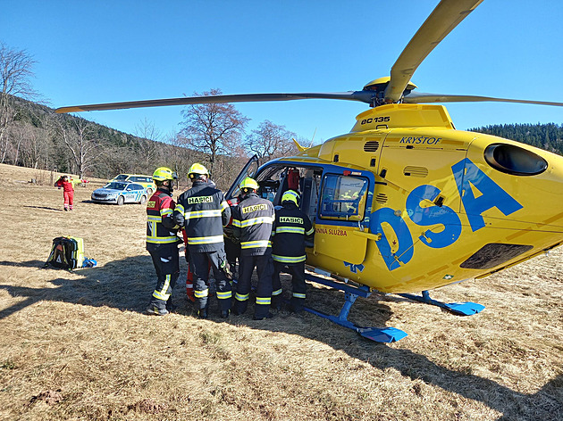 Paraglidistka zůstala po pádu ležet na zemi, má poraněnou pánev