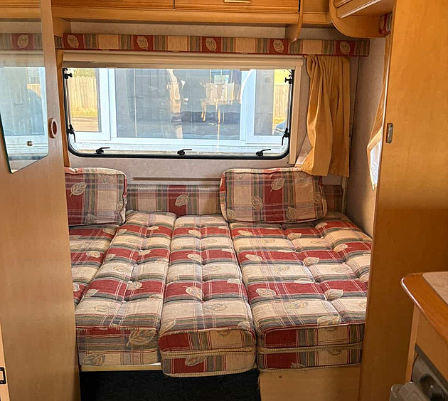 Šest týdnů a malý rozpočet. Rodina proměnila starý karavan za parádu na kolech