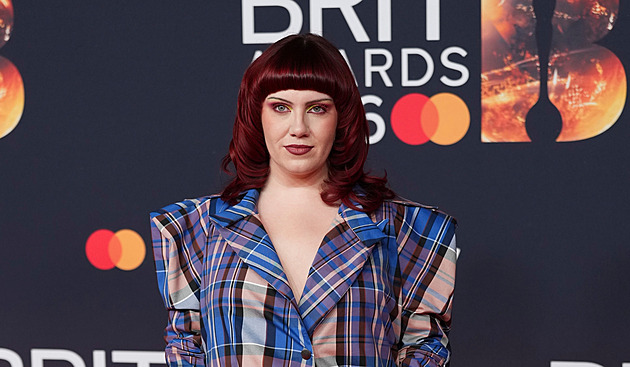 Móda z BRIT Awards: Nadité dekolty, bizarní outfity i Osbourne kost a kůže