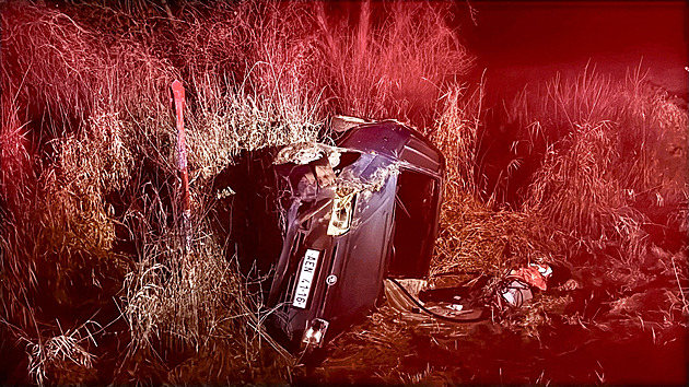 Posádka auta nabouraného na okraji Prahy utekla, policie chytila jen spolujezdce