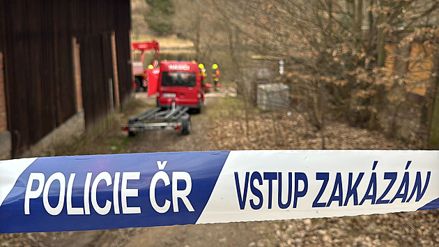 Pod hladinou rybníka v Kosmonosech našli auto, uvnitř byl mrtvý člověk