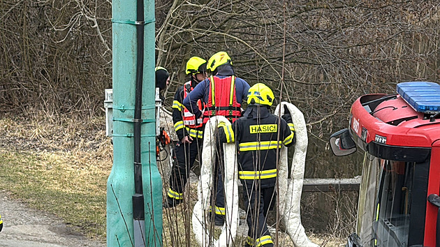 Pod hladinou rybníka v obci Kněžmost našli auto, uvnitř byl mrtvý člověk