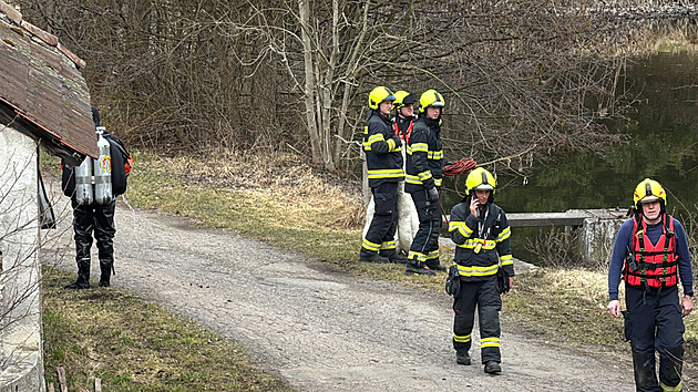 Totožnost mrtvého z auta nalezeného pod hladinou rybníka určí analýza DNA