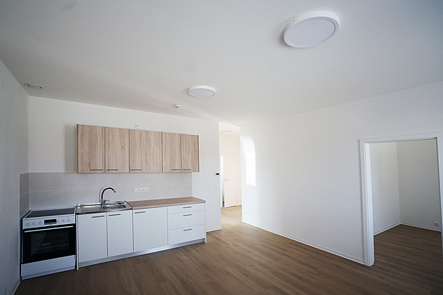 Starou faru myslibořický farář zboural bagrem. Na místě nechal postavit dům s byty