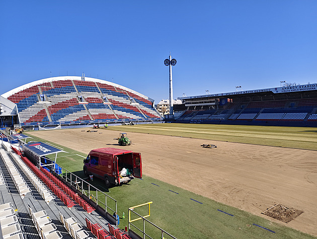 Sigma pokládá nový trávník, z Maďarska ho přivezlo 18 kamionů. Teď rozhodne počasí