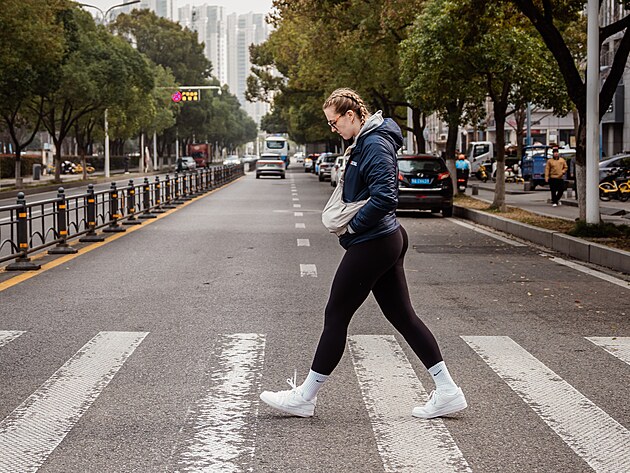 Julia Reisingerov� na proch�zce ve Wu-chanu, kde s reprezentac� zabojuje o MS...