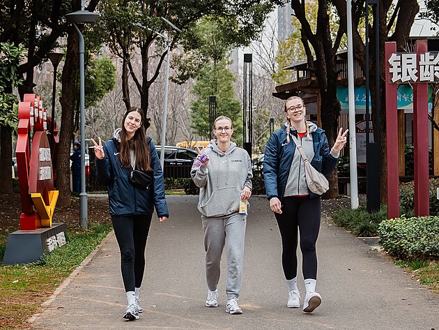 Nat�lie Stoupalov�, Petra Hole��nsk� a Julia Reisingerov� ve Wu-chanu p�ed...