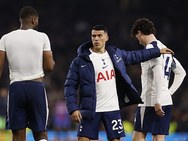 Zklaman� fotbalist� Tottenhamu po por�ce s Crystal Palace.