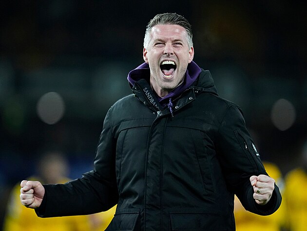 Kou� Wolverhamptonu Rob Edwards oslavuje v�hru nad Liverpoolem.
