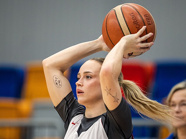 Kate�ina Zeithammerov� na tr�ninku �esk�ch basketbalistek