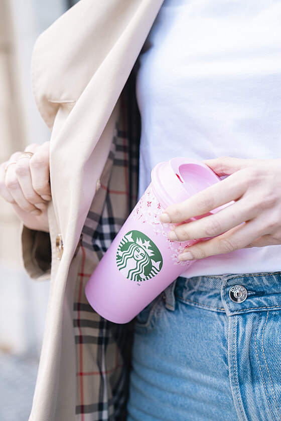Jaro ve Starbucks bude letos pat�it barv�m a exotick�m chut�m
