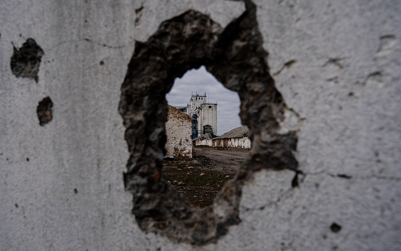 Rusko v noci zastavilo útoky u Chersonu. V Oleškách probíhá humanitární akce