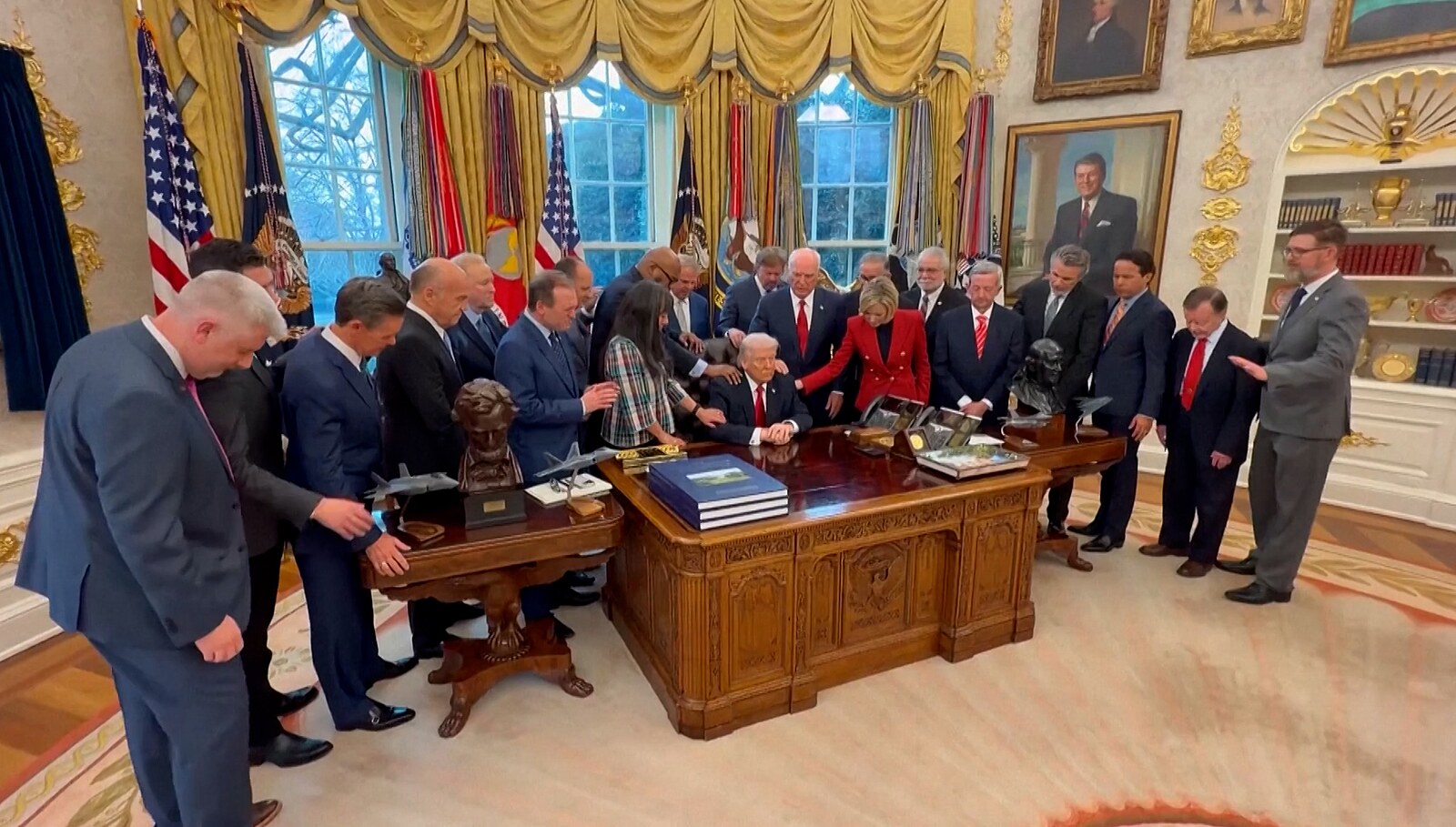 Náboženští fanatici, tvrdily USA o Íránu. Pak Trumpa přišel požehnat houf pastorů